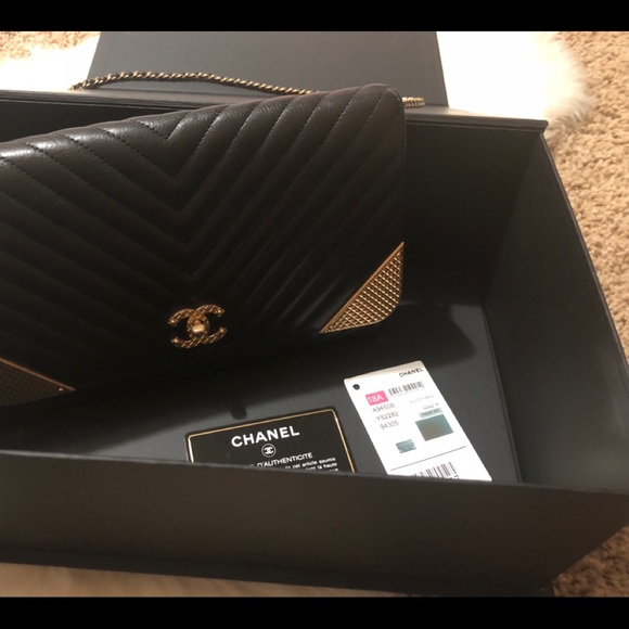 AUTHENTIC C.H.A.N.E.L CLUTCH - Picture 8 of 8